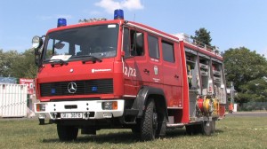 Das Tanklöschfahrzeug wird als Erstangriffsfahrzeug genommen.