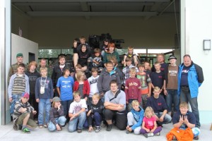 Gruppenbild vor dem Panzer Marder in der Erzgebirgskaserne