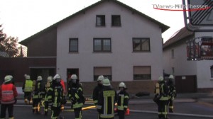 Ein Zimmerbrand im Dachgeschoss rief die Feuerwehren der Stadt Linden zum Einsatz 