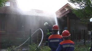 Mit mehreren Strahlrohren wurde der "Brand" von den Jugendlichen gelöscht!