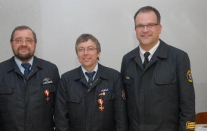Mit dem goldenen Brandschutzehrenzeichen zeichnete Kreisbrandinspektor Mario Binsch (r.) für 40 Jahre aktive Feuerwehrtätigkeit Harald Will (M.) und Holger Schäfer aus.