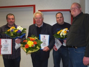 In der Jahreshauptversammlung wurden (von links) Markus Opper, Reinhold Schaum und Marko Rühl vom Vorsitzenden Stephan Kegler für ihre Treue geehrt. (Foto: gbp