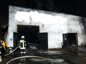Archivbild: Die Lagerhalle brannte beim eintreffen der Feuerwehr in voller Ausdehnung