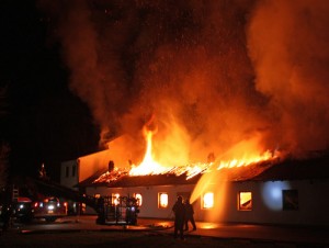 Die Fertigungshalle brannte in voller Ausdehnung. FOTO: Giessener Allgemeine