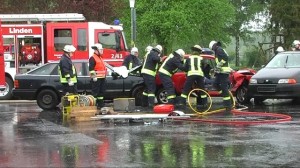 Nach dem spektakulären Livecrash rettete die Feuerwehr Leihgestern den Beifahrer mit technischem Gerät.