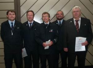 Ehrung zum 40-jährigen Bestehen der Jugendfeuerwehr Leihgestern (von links): Mit der Ehrennadel in Gold der Jugendfeuerwehr Leihgestern ehrte Jugendfeuerwehrwehrwart Dennis Lux die Gründungsmitglieder Jürgen Laux, Harald Will, Holger Schäfer und Hans-Jürgen Jung.