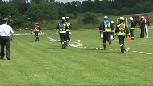 Nach dem in rasender Eile die Wasserentnahme hergestellt wurde musste noch ein Löschangriff mit 2 Strahlrohren aufgebaut werden.