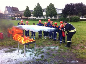 Richtiges Feuer mit dem Feuerlöscher löschen war ein Highlight von vielen.