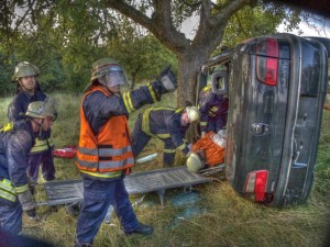 Innerhalb von 20 Minuten wurden beide Personen aus dem Fahrzeug befreit.