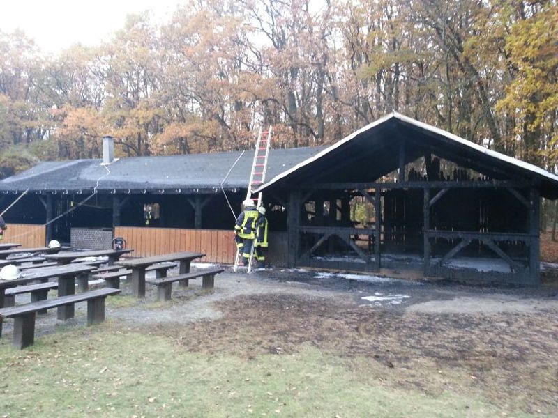 Bei den Nachlöscharbeiten musste das Dach der Grillhütte geöffnet werden.