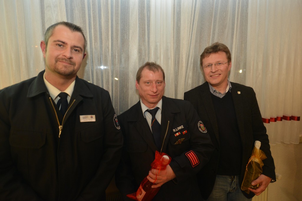 Bei der gemeinsamen Dienstversammlung der Feuerwehr der Stadt Linden, nur 2 Tage später, wurde Ralf Linke, der schon seit 20 Jahren aktiv in der Jugendarbeit ist, mit der Floriansmedallie in Silber der Hessichen Jugendfeuerwehr ausgezeichnet. Von Links: Kreisjugendfeuerwehrwart Carsten Wissmar, Ralf Linke und 1.Stadtrat Jörg König.