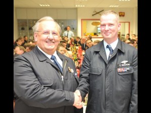 Harald Bott (v.l.) übergibt an Thorsten Bücking.Foto: Wißner 