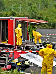 Dekontamination einer Einsatzkraft im CSA (Chemikalienschutzanzug)