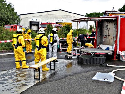 Warten auf die Dekontamination. Eine Einsatzkraft nach der anderen wurde dekontaminiert (gereinigt, entkleidet, geduscht und anschließend wieder frei gegeben)