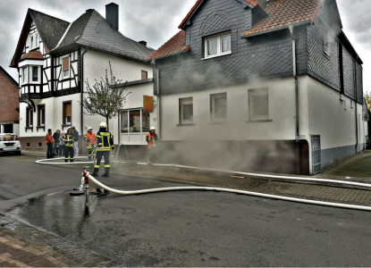 Rauch dringt aus dem Keller