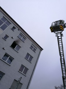 Die DLK vor dem offenen Küchenfenster