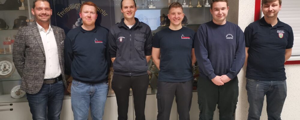 Bürgermeister Wedemann gratuliert den neu gewählten Kameraden: L. Wurm, S. Mutz, D. Schwarzer, L. Simon, M. Goldberg (v.l.)